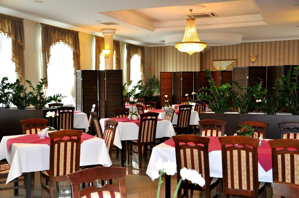 Hotel Korona Жешув Экстерьер фото