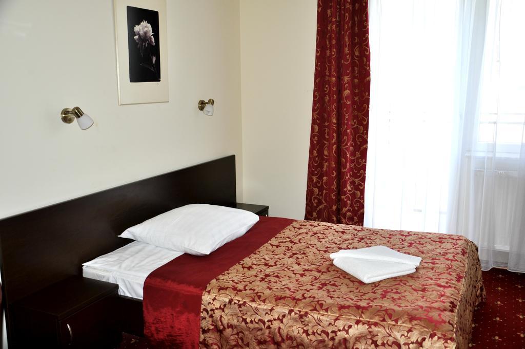 Hotel Korona Жешув Экстерьер фото