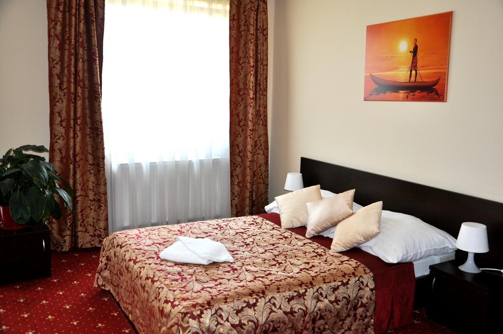 Hotel Korona Жешув Экстерьер фото